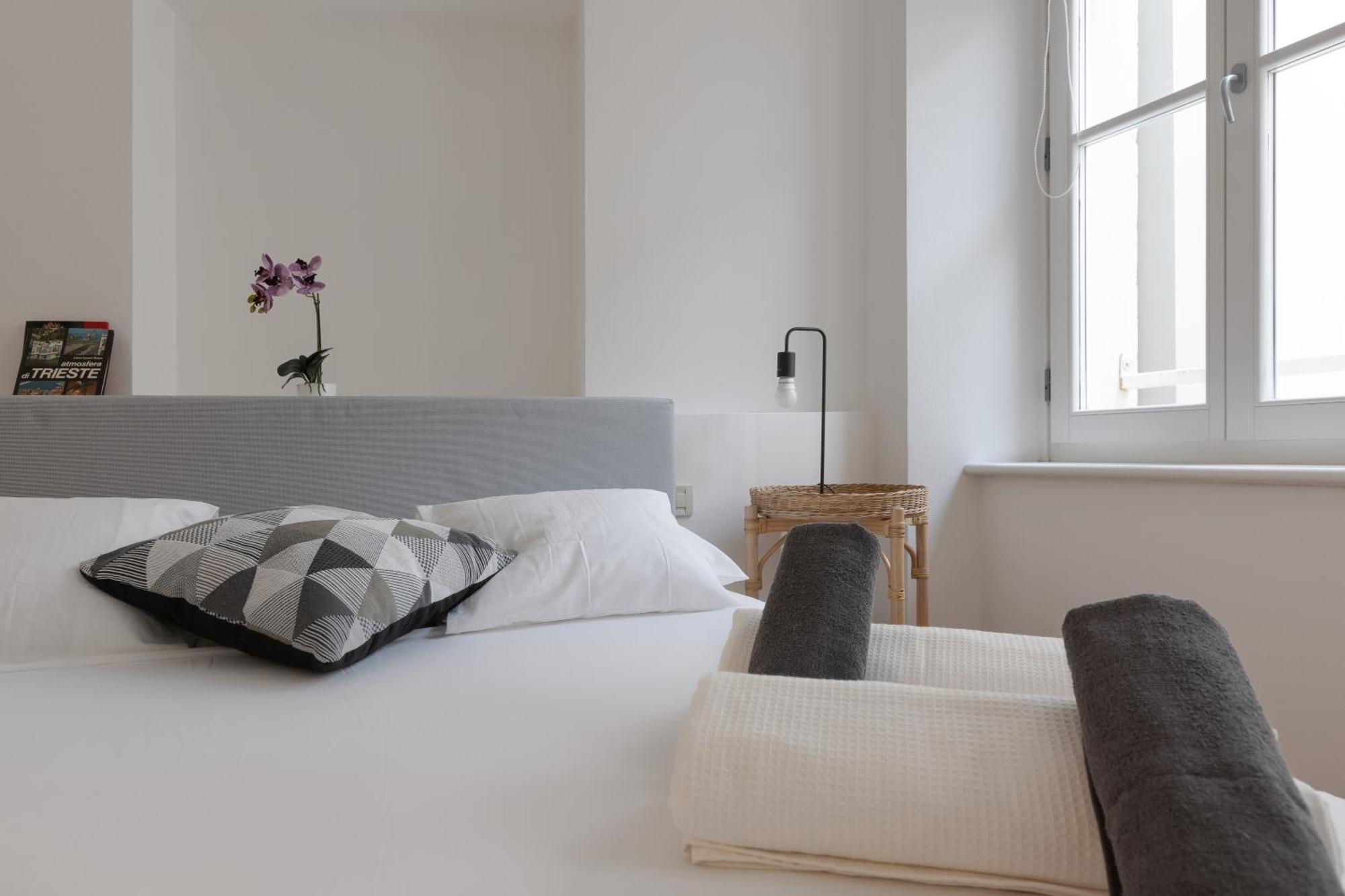 Suite Saba, Stile E Parcheggio In Centro A 的里雅斯特 外观 照片